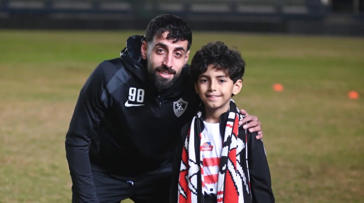 حضور مؤثر للطفل الفلسطيني سمير محمد في تدريبات الزمالك يلتقط الصور مع نجوم الفريق وسط أجواء رائعة