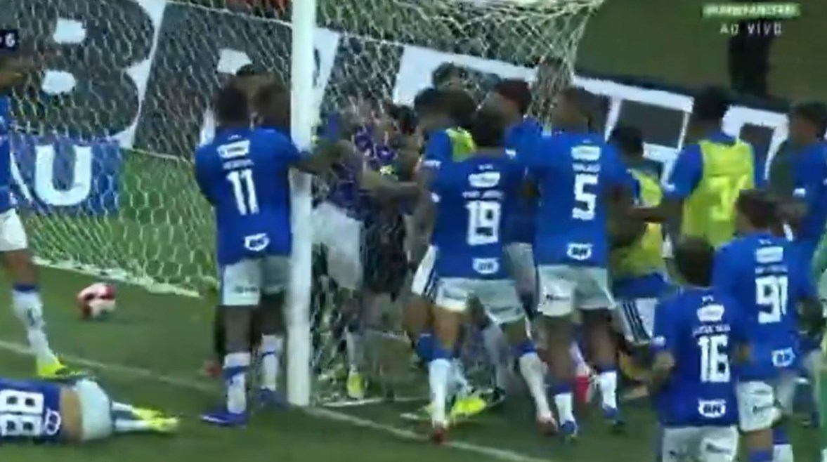 مباراة نهائية في البرازيل تشهد 23 بطاقة حمراء وتحولها إلى ساحة قتال عنيف بين اللاعبين