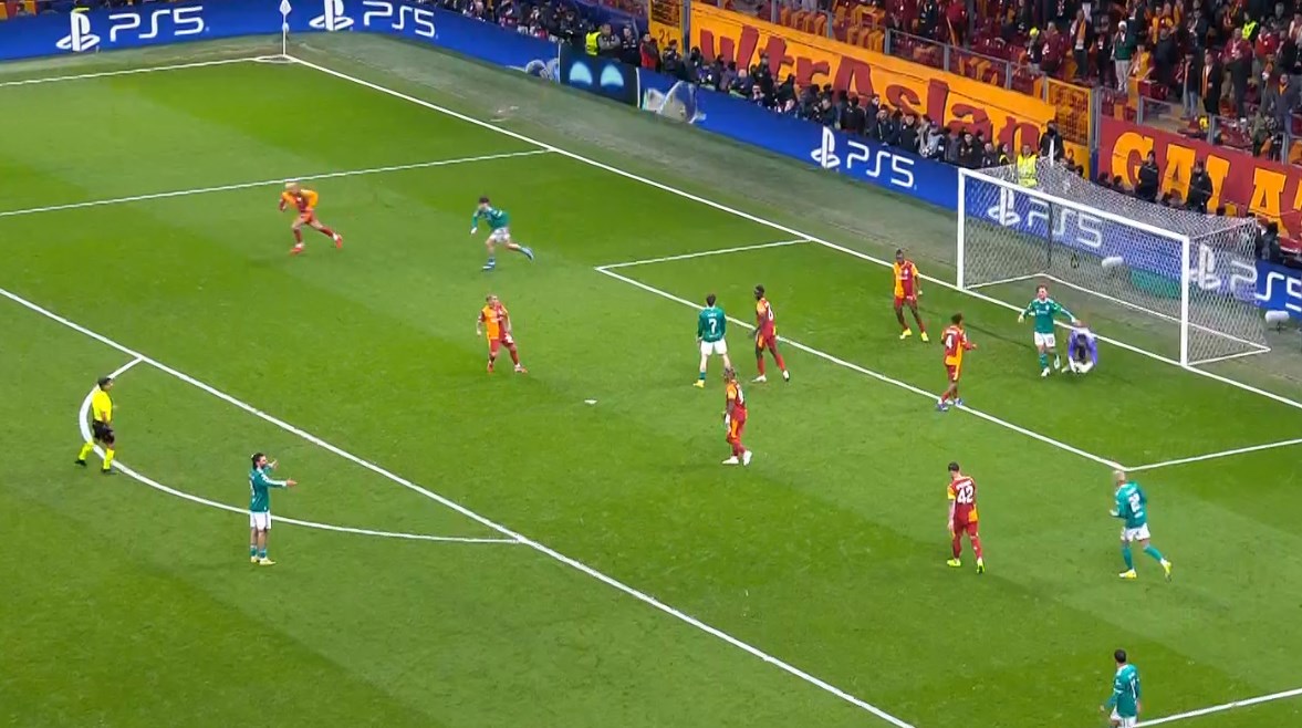 هدف ليمينا يمنح فريق جلطة سراي ميزة كبيرة أمام ليفربول خلال الشوط الأول من المباراة المثيرة